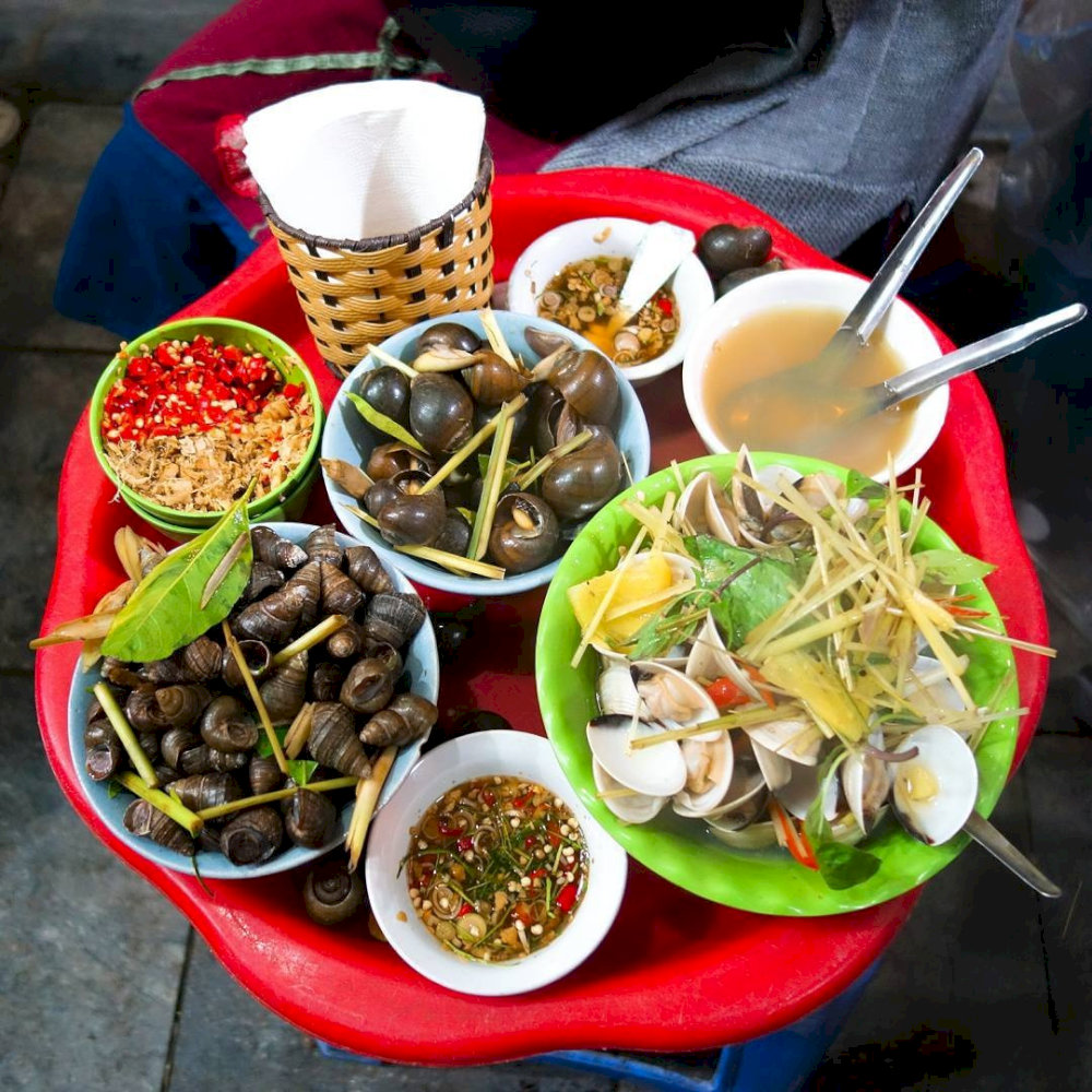 Ngoài ốc, các gánh hàng còn phục vụ trứng vịt lộn